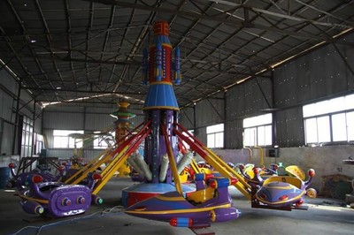 旋轉飛機 普通露天游樂場所里的經典飛行夢
